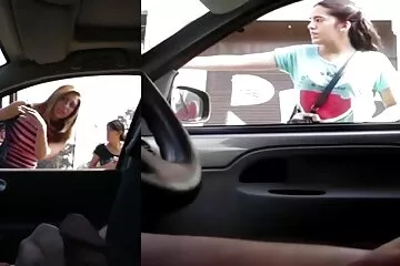 Busty anya baszik nők basznak mostohafiával a kanapén.