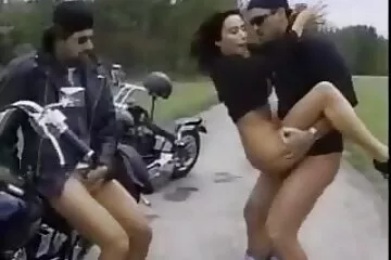 Harisnyás nagymama erőszakos sex video egy fiatal prostituált farkán lovagol, és elkapja az orgazmust.