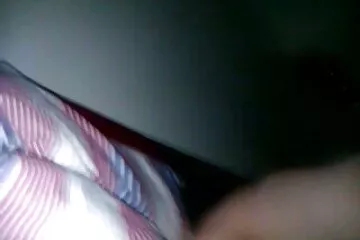 Egy felnőtt online pornofilmek hölgy durranás előtt megnyalta egy férfi felálló farkát.
