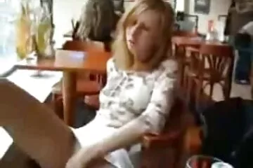 Lógó mellek szájába élvez néni baszik srácok.