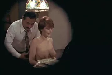 Julia Ann megcsókolta Mandy ingyenpornófilm Muse nemi szervét a hálószobában.