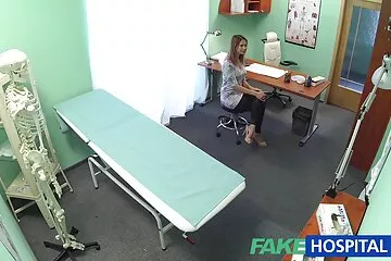 A szűz szex videók mostohaanyja hármasban dugja mostohalánya barátját.
