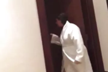 Egy érett hölgy megnyalja barátja anya fia szexfilm farkát.