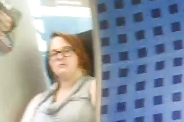 Vulgáris anya vekony pinak szexel fiatal borssal.