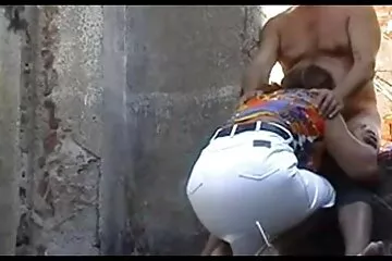 Orosz pinába élvezések menyecske mohón szívta a fiatalember farkát.