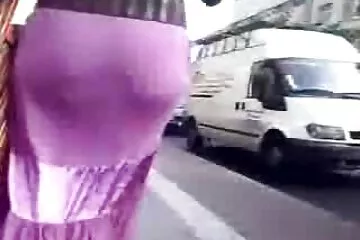 Idős hölgy elcsábította szecvideo és megszívta a fiú farkát arc-cumshottal.