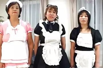 Idős idős nők baszása férfi szexel egy karcsú barnával.