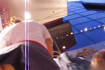 Láttam a mostohaanyám szöszmöt, nem nagymellű milfek tudtam ellenállni, és az ujjammal beletúrtam a bugyimba!.