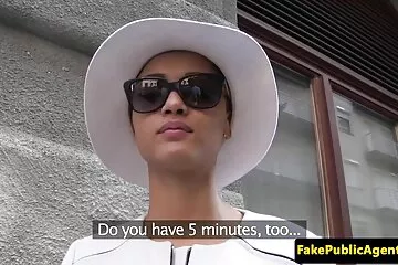 Bianca anyu fekete punci simogatás harisnyában lefeküdt az ágyra, és maszturbálni kezdett.