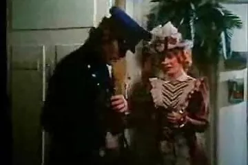 A szobalány ujjaival kedveskedik az szekx videok öreg úrnőnek.