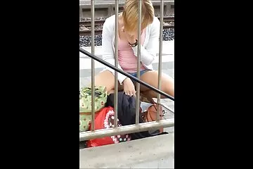 Egy felnőtt férfi kalapál egy fiatal kurva punciját. anya leszopott
