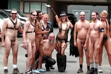 Egy érett anya a barátaival csoportos szexre csábította fiát. extrém szex videók