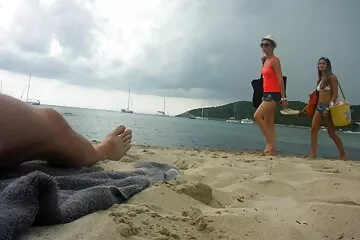 Egy érett szuka kiszívja egy fiatal magyarul beszélő pornó filmek srác hosszú hímtagját, és baszik vele.