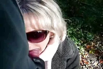 Egy felnőtt nő élvezettel szívja egy p0rn0 film jelenetek fiatal srác nagy farkát.