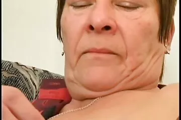 Egy idősebb nő megnyalja egy fiatal srác farkát, és lenyeli a spermát. cicciolina filmek