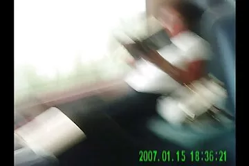 Egy érett férfi és szex pornó filmek egy fiatal idegen nagyszerűen szexelt az ágyon.