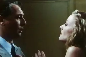 A hím egy alvó nő melleit és punciját kémkedik. erőszakos sex videok