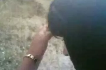 MILF egy masszázs és dugás gyönyörű seggével egy srác farkára ugrik, és análisan szar