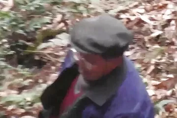 Egy pono videok harisnyás öregasszony egyszerre két srácot basz meg.