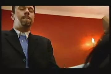 Az ügyfél élvezi, pornó filmek magyarul hogy egy tagot egy felnőtt hölgy kezével maszturbál.