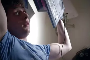 Az anya lerántja fia farkát, és vicces szex videók izgatott lesz.