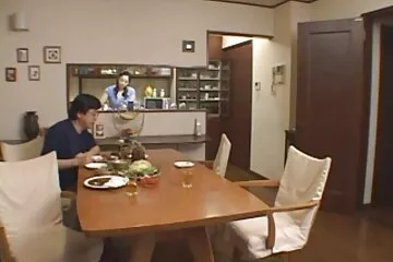 Egy fiatal fixer szexel egy érett anime szex videók hölggyel.