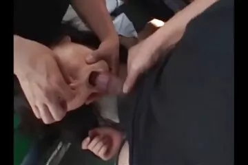 Haver egy nagy faszt helyez apa lánya pornó egy dögös, szőke hajú menyecske seggébe.